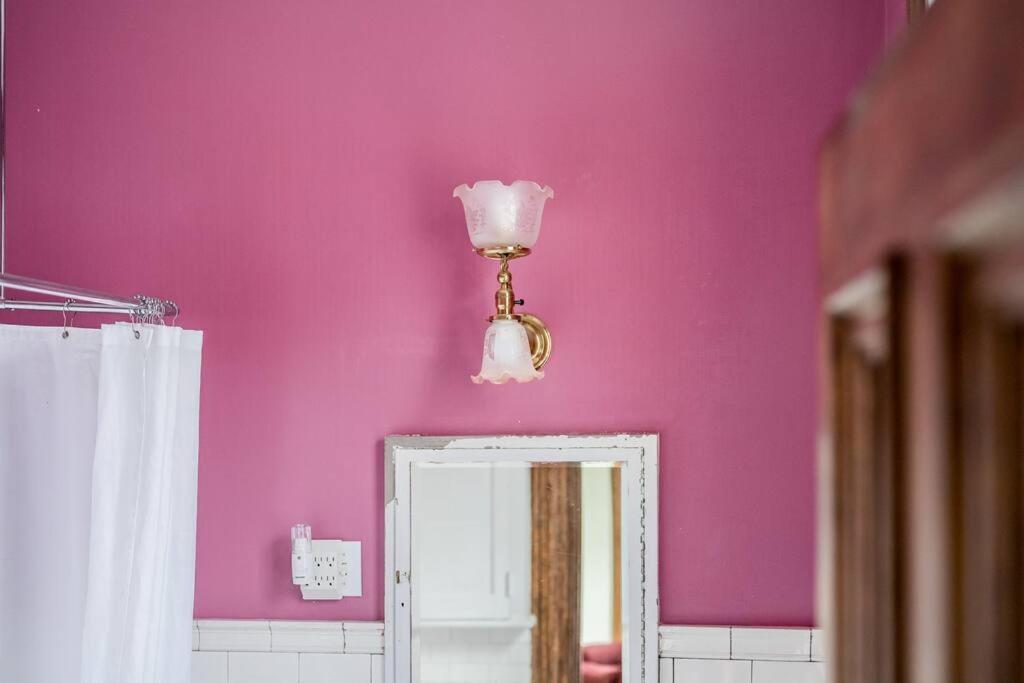 Appartement Peaceful Easy Feelings - King Sized Bed - Sleeps 2 à Lynchburg Extérieur photo