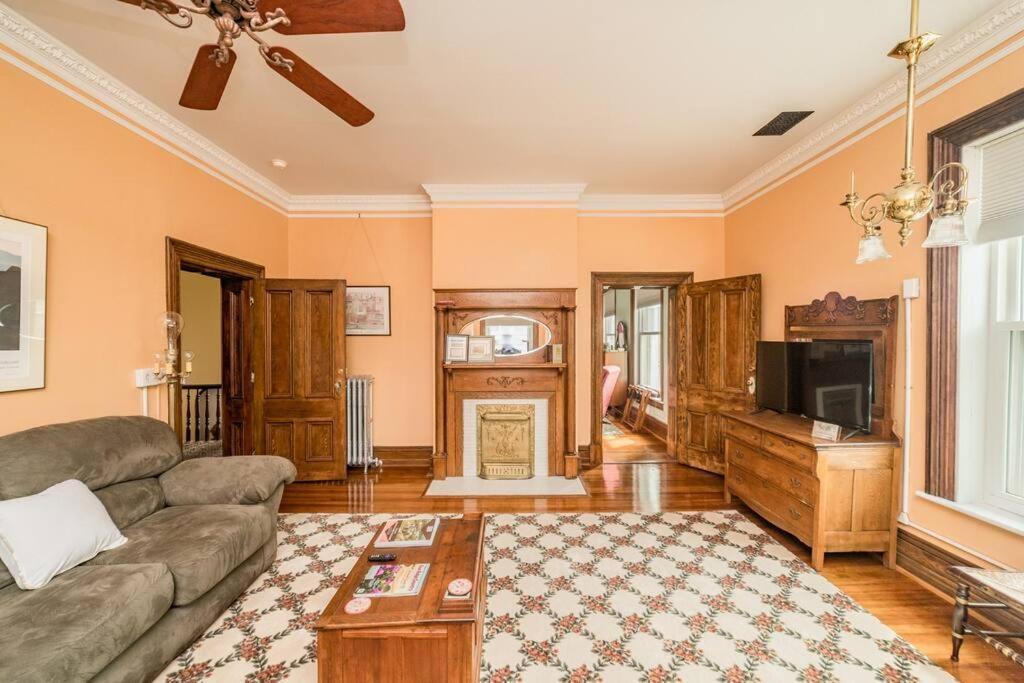 Appartement Peaceful Easy Feelings - King Sized Bed - Sleeps 2 à Lynchburg Extérieur photo